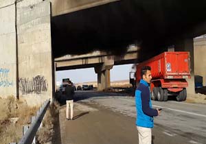 تصادفی عجیب؛ پراید تریلی را در آتش سوزاند! + فیلم و تصاویر
