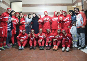 جدال منتخب فارس و ذوب آهن اصفهان در لیگ برتر فوتبال بانوان
