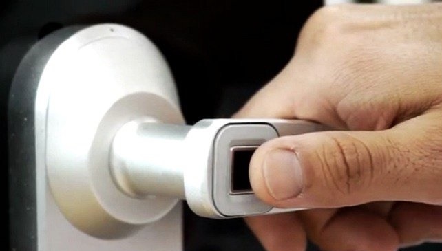 قفل خراب درب منازل به دست آتش نشانان باز شد