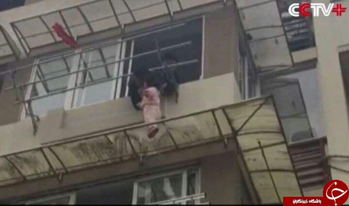 لحظه دلهره آور نجات کودک خردسال از مرگ حتمی! فیلم//////////////////