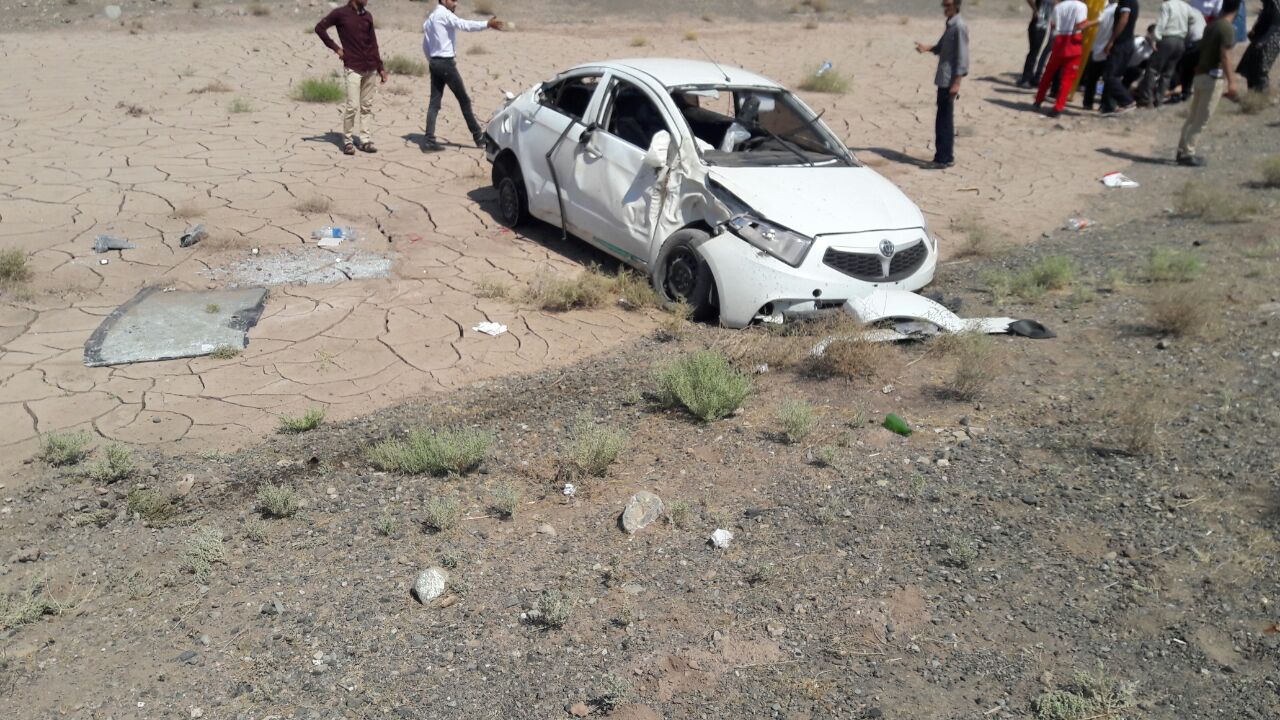 واژگونی خودروها به زندگی 2 نفر پایان داد