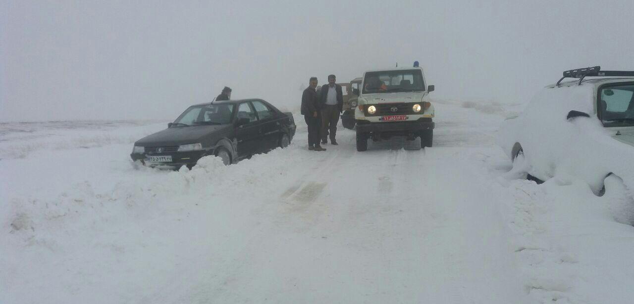 نجات ۲۵۰ مسافر گرفتار در برف و کولاک درتکاب