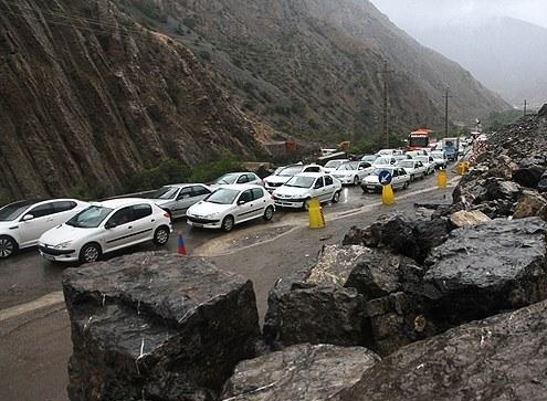 ریزش کوه در جاده چالوس و گرفتاری مسافران در سرمای شدید