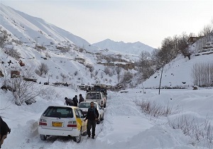 بارش شدید برف بیشتر راههای روستایی استان اردبیل را مسدود کرد