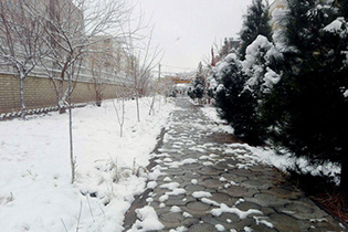 بارش نخستین برف زمستانی در کویر آران و بیدگل
