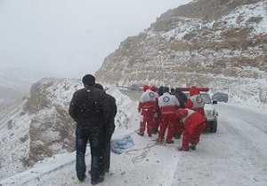 اعزام تیم های امدادی هلال احمرقم به مسیرهای مسدود شده