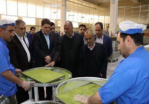 بازدید استاندار از یک واحد تولیدی شیرینی پزی و یک واحد ترمه بافی دریزد
