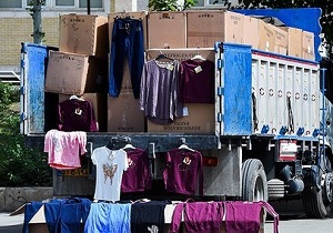 توقیف یک دستگاه تریلی اسکانیا با 28 هزار و 500 قلم پوشاک قاچاق درخاتم