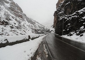 بررسی دلایل گرفتاری تعدادی از هموطنان در جاده های برفی/خاموشی تهران تا ساعتی دیگر رفع می شود