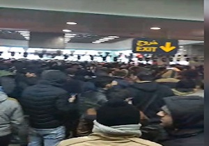 وضعیت نامناسب و سرگردانی مسافران در ایستگاه مترو کرج + فیلم