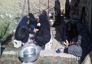 پخت غذا برای امدادگران حادثه هواپیما توسط زنان سی‌سختی