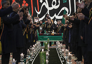 مراسم «لاله گردانی» خدام در حرم مطهر احمد بن موسی (ع)