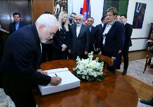 ظریف دفتر یادبود اتاق بازرگانی کرواسی را امضاء کرد