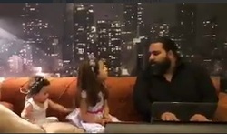 همخوانی رضا صادقی با دخترش +فیلم