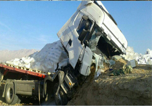 واژگونی تریلی در محور سمنان - دامغان حادثه آفرید