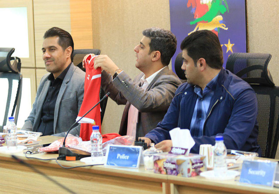 پرسپولیس قرمز و الوصل زرد می‌پوشد