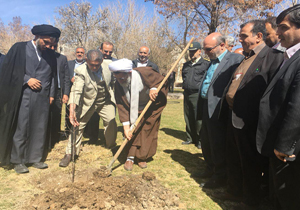 کاشت نهال توسط امام جمعه شهرکرد