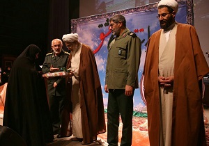 تجلیل از مادران و همسران شهدای استان قزوین