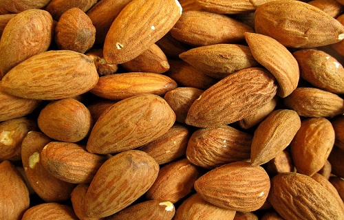 روغن بادام تلخ چه تاثیری در مو و پوست شما دارد؟/تاثیر روغن بادام بر پوست و مو چیست؟