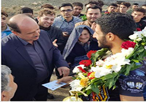 مدال طلای مسابقات آزاد موی تای بانکوک بر گردن ورزشکار میاندوآبی