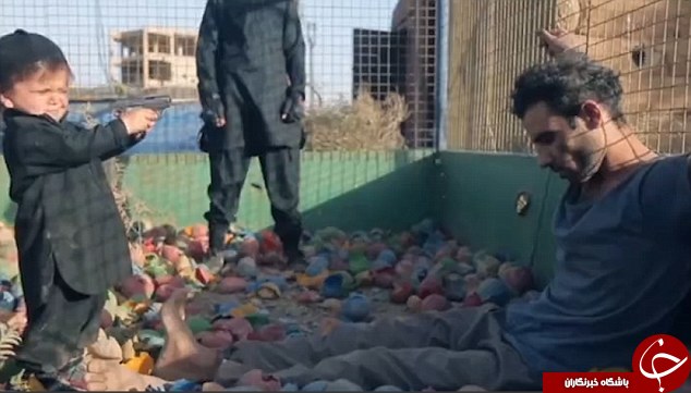 اعدام وحشتناک ۳ اسیر به دست کودکان داعشی! + تصاویر (۱۴+)