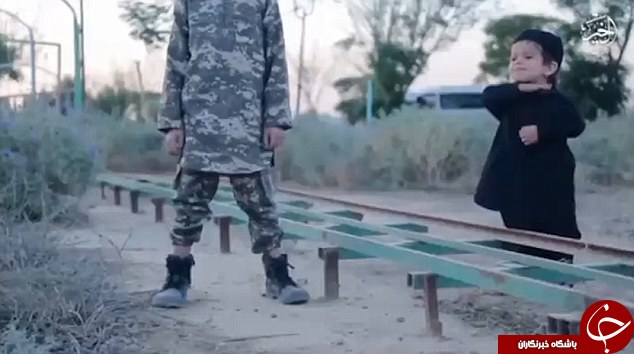 اعدام وحشتناک ۳ اسیر به دست کودکان داعشی! + تصاویر (۱۴+)