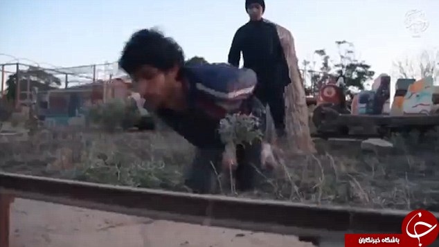 اعدام وحشتناک ۳ اسیر به دست کودکان داعشی! + تصاویر (۱۴+)