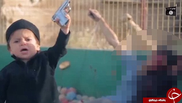 اعدام وحشتناک ۳ اسیر به دست کودکان داعشی! + تصاویر (۱۴+)