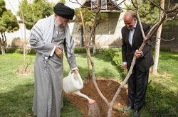 مردی که بیش از سی سال درختکاری کرده است + فیلم