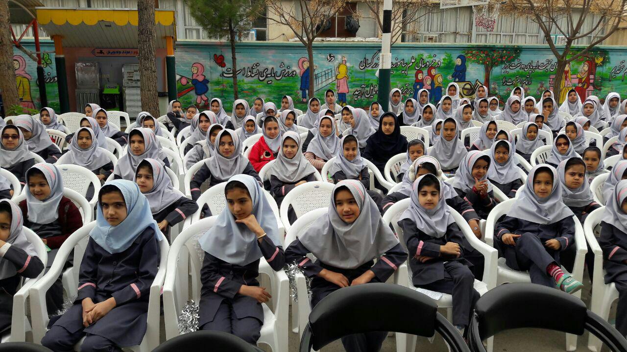 نواختن زنگ جشن نیکوکاری در دبستان دخترانه شاهد کاشمر