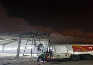 کارگاه و انبار مبل در اهواز طعمه حریق شد
