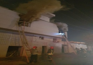 کارگاه و انبار مبل در اهواز طعمه حریق شد
