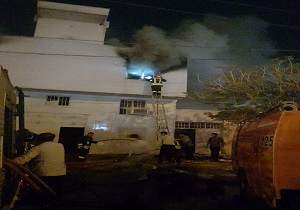 کارگاه و انبار مبل در اهواز طعمه حریق شد