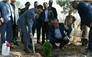 سفراستاندارمرکزی به محلات و کاشت نمادین درخت