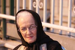 بوسه بر دستان &laquo;ملکه&raquo; سینمای ایران/ برایم دعا کنید