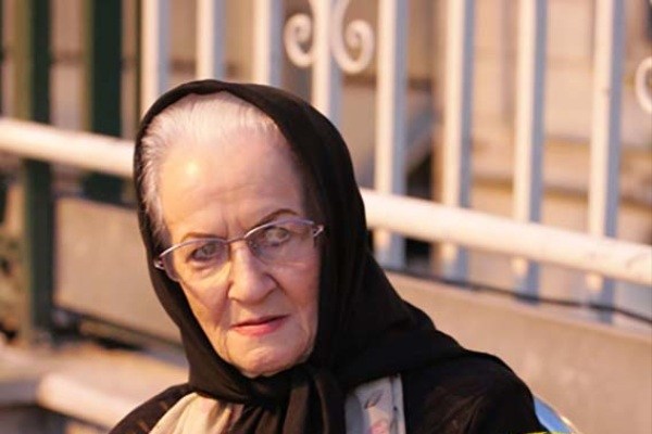 بوسه بر دستان «ملکه» سینمای ایران/ برایم دعا کنید