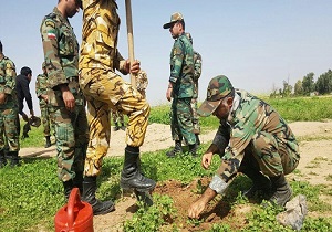 کاشت نهال توسط سربازان پادگان در اندیمشک