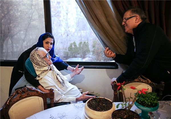 بوسه بر دستان &laquo;ملکه&raquo; سینمای ایران/ برایم دعا کنید