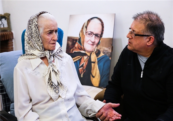 بوسه بر دستان &laquo;ملکه&raquo; سینمای ایران/ برایم دعا کنید