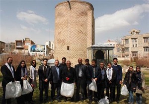 پاكسازی محوطه بنای تاریخی سه گنبد ارومیه