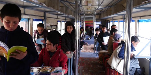 گزارش تصویری: استقبال گرم کودکان از کتابخانه سیار اتوبوسی در کابل