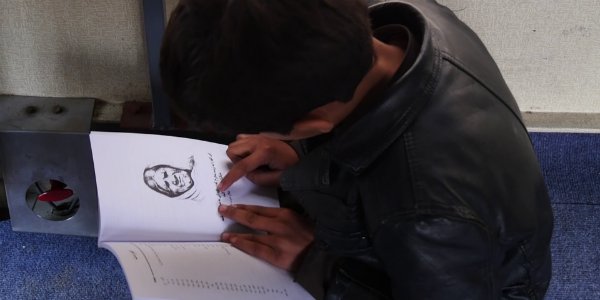 گزارش تصویری: استقبال گرم کودکان از کتابخانه سیار اتوبوسی در کابل