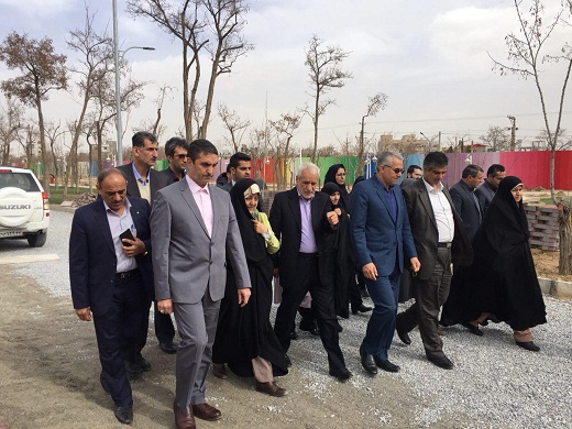 دیدار ابتکار از روند اجرایی پارک بانوان اراک /کاشت درخت در پارک&zwnj;بانوان / افتتاح خانه جوان اراک +تصاویر