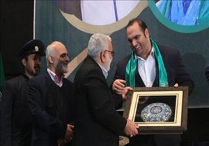 تقدیم مدال پولاد مرد مازندران به موزه حرم رضوی