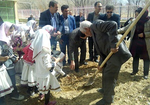 همکاری دو نسل در کاشت نهال
