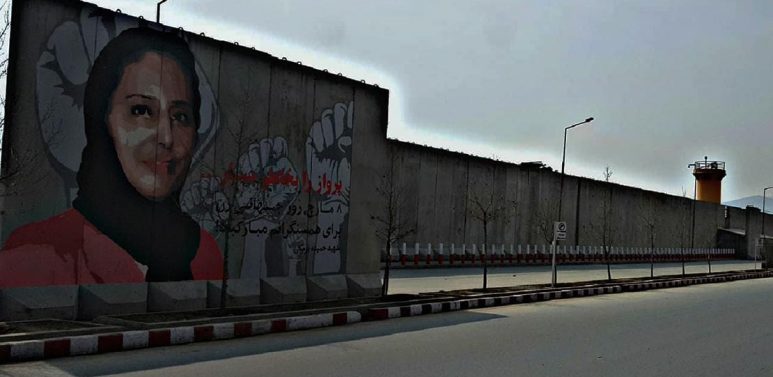 نقاشی تصویری معنادار مقابل خانه &laquo;حکمتیار&raquo; + تصاویر