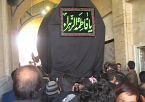 مراسم نخل‌‌گردانی و سوگواری فاطمیه در کاشان + فیلم