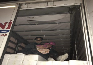 قاچاق یک مرد و یک کودک در محموله کشمش