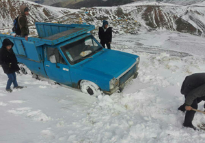 بارش برف راه‌های روستایی ورزقان را مسدود کرد + فیلم و تصاویر