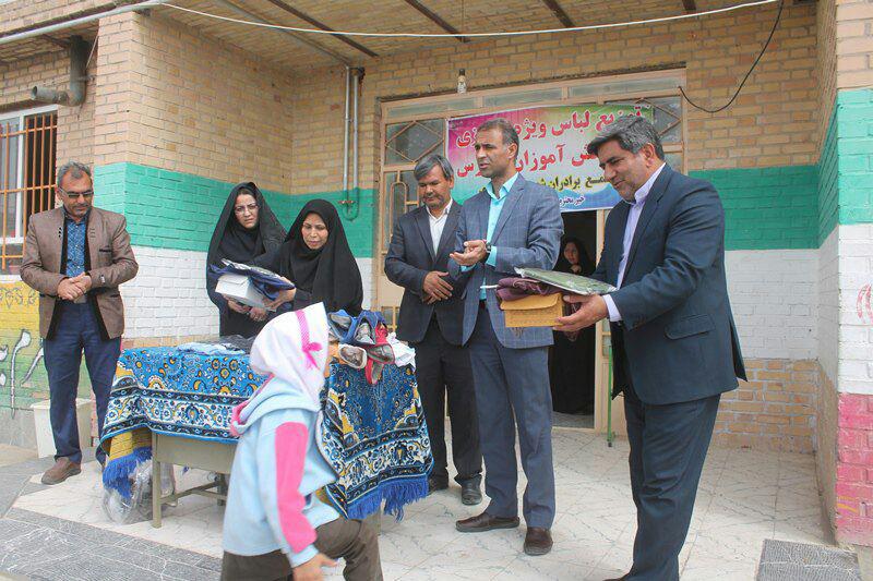 کمک مالی به ۸۰۰ دانش آموز محروم و نیازمند بردسکنی